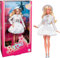 Barbie The Movie - Puppe Filme Fans, Margot Robbie, Sammelpuppe mit blau-kariertem Outfit, passendem Hut und Jacke, als Geschenk für Kinder ab 3 Jahren geeignet, HRF26