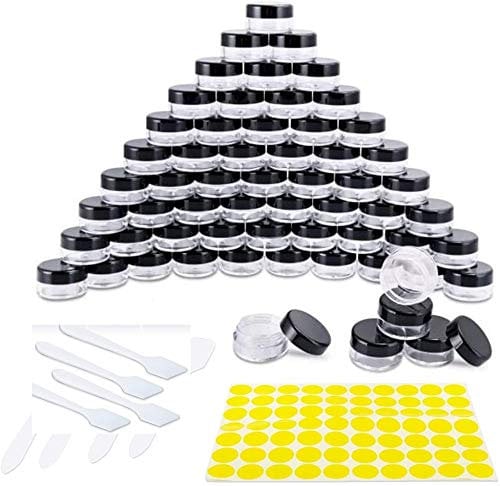 Qoosea 60 Pièces Pots Cosmétiques Vide en Plastique Clair De Voyage Conteneurs Cosmétiques Pot Échantillon avec Mini Spatule et étiquette pour Lotion, Crème, Maquillage (5g / 5ml, Noir)