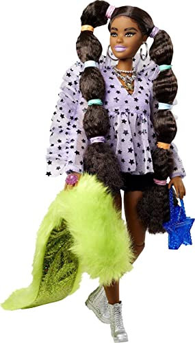 Barbie GXF10 - Extra Puppe, Top, Shorts, Pelzumhang, Haustier, Lange Zöpfe, Regenbogenfarben-Outfit, Zubehör, bewegliche Gelenke, Spielzeug Geschenk für Kinder ab 3 Jahren