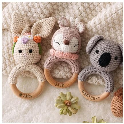 BUGMKCS Babyrassel 0-3 Monate mit Namen, handgefertigt, weiches Holz, Rasselbälle, Spielzeug für Babys mit gehäkeltem Stofftier, personalisierte Baby-Geschenke für Jungen/Mädchen, Babyparty,