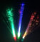 Partyknicklichter Lot de 6 plumeaux lumineux LED multicolores Lampe en fibre de verre lumineuse dans de nombreuses couleurs pour fête, concert et mariage Piles incluses Fabricant allemand