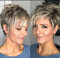 ccXrC Layered Gray Wavy Perücken für Weiße Frauen Kurzes Haar Ombre Gray Pixie Synthetische Perücke Natürliche lockige Kurzhaarfrisur für Ältere Frauen Natürlich aussehende Tägliche Party Perücke