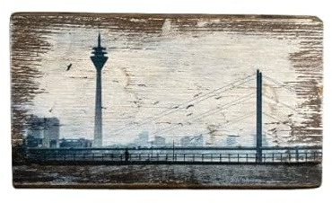 Upcycling Kunst aus altem Dachbalken – Fotodruck Düsseldorfer Fernsehturm auf Vintage Holz