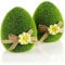 com-four® 2X Dekofigur - Osterei mit Schleife und Blumen - grüne Deko-Figuren für Frühling und Ostern - Keramik-Eier mit Kunst-Gras überzogen - Osterdeko (2 x Ei - 11cm)