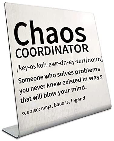 CREATCABIN Chaos-Koordinator Büro-Schilder Schreibtisch-Dekorationen Schild Plakette Edelstahl Geschenke Für Büro Zuhause Bar Kabine Tisch Regal Frauen Männer Chef Kollegen Kollegen 10x10x3 cm