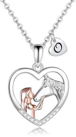 Kraven Collier Fille et Cheval pour Femme Fille Lettres Initiales Coeur Pendentif Collier Cadeaux de Amoureux des Chevaux et Fille Chaîne Bijoux (O)