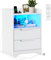 Brinlawb Mesita de Noche Blanca con Luces LED y Estación de Carga (2 Tomas AC, 2 Puertos USB) Mesa Auxiliar con 1 Compartimento Abierto y 2 cajones para Dormitorio, Salón, Estudio, Moderno, Blanco