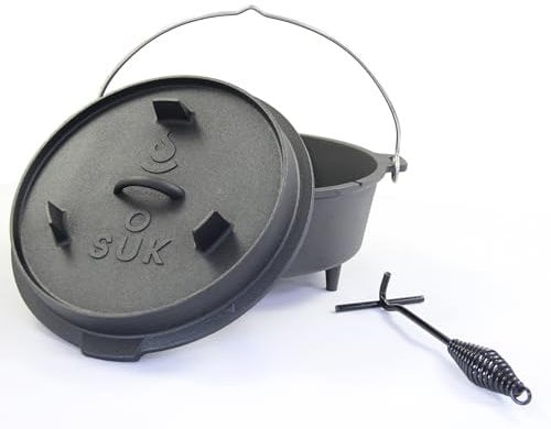 SOUK ONE Dutch Oven Set [6 L] - Eingebrannter Gusstopf mit Füßen Feuertopf aus Gusseisen mit praktischem Deckelheber und Edelstahl Untersetzer (6 Liter)