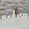 Schriftzug Namaste - Buddha Figur - Spirituelle Deko - Spirituelle Geschenke - weiß - aus Raysin