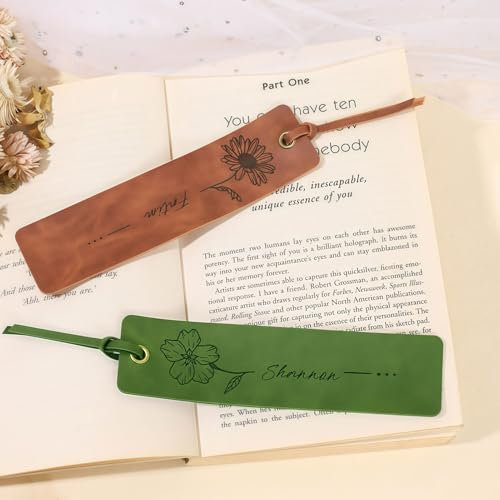 Drawelry Leder Lesezeichen Personalisiert mit Namen Geburtsblume Handgefertigt Gravur Retro Bookmark Hochzeitstag Geburtstags Geschenke für Männer Frauen Buchliebhaber Leser Schriftsteller (A3)
