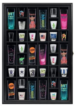 ILOT Schnapsglas-Vitrine aus Massivholz – große Vitrine für Sammlerstücke | Männerhöhlenzubehör | UV-Schutz, Acryltür | Wandmontierte schwarze Schattenbox | 36 geteilte Fächer | 66 x 45,7 cm