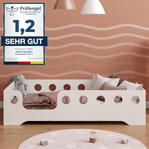 smartwood Kinder Bodenbett 60x120 cm – Kinderbett in Weiß lackiert aus umweltfreundlichem Holz mit Rausfallschutz – Montessori Bett mit wählbarem Einstieg – Max. Belastung 230 kg – TILA 4L