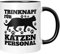 TassenTicker - Trinknapf für Katzenpersonal - Geschenk - Katzenmama - Katzenpapa - Katzenliebhaber - Tasse mit Spruch - Katzen - Geschenkidee (Schwarz)