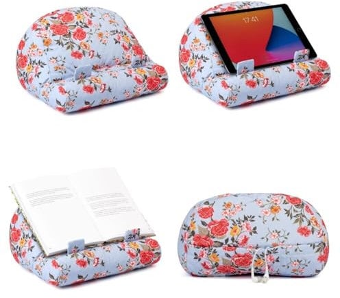 Bookcouch Roses - Blumenmotiv hellblau - Lesekissen für Bücher und Tablets - Buchständer - Tablethalter - Lesehillfe - Deutsche Ausgabe: Bequem weich und formstabil - mit Seitenhalter und Tasche