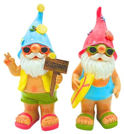 Dekohelden24 XXL 2er Set Gartenzwerge als Urlauber, Dekozwerge, Gartenwichtel mit Sonnenbrille und Badehose im 2er Set, aus Polyresin, Deko für Garten oder Balkon, Größe: L/B/H ca. 13 x 8 x 24 cm.
