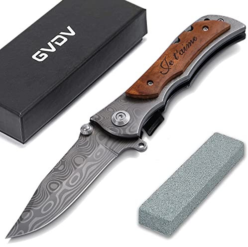 GVDV Couteau Pliant Gravé Je t'aime avec Pierre à Aiguiser - Couteau de Survie Chasse en Acier Inoxydable 7Cr17, Poignée en Bois, Blocage de Sécurité, pour Homme