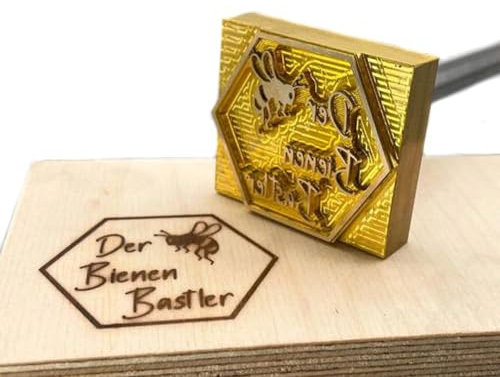 Dein Brandstempel extern beheizter Schriftzug im Motiv Biene & Wabe für Holz, Leder, Pappe - personalisiertes Brandeisen für Imker, individueller Brennstempel für Bienenbeuten in 50 x 44 mm