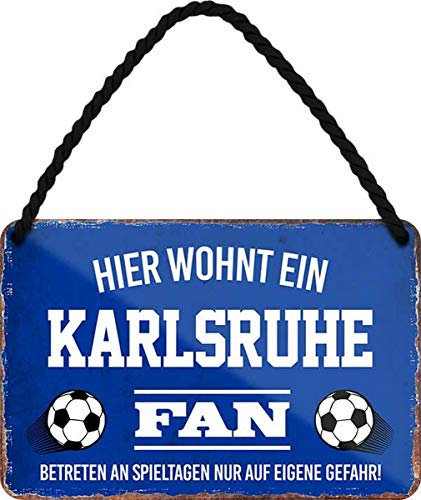 WOGEKA ART Retro Blechschild - Hier wohnt ein Karlsruhe Fan Fußball - witziger Spruch Geschenk-Idee Geburtstag Weihnachten Deko 18x12 cm Vintage-Design Hänge-Schild Metall HS22