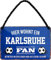 WOGEKA ART Retro Blechschild - Hier wohnt ein Karlsruhe Fan Fußball - witziger Spruch Geschenk-Idee Geburtstag Weihnachten Deko 18x12 cm Vintage-Design Hänge-Schild Metall HS22