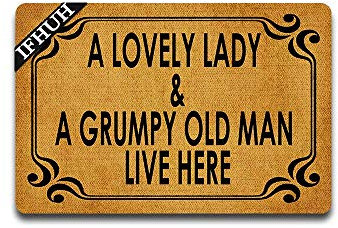 IFHUH Fußmatte mit Aufschrift „A Lovely Lady and A Grumpy Old Man Live Here“, lustige Fußmatte mit Sprüchen, lustige Welcome-Matte für drinnen und draußen, Teppich 59.9 cm (B) x39.9 cm (L)