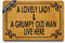 IFHUH Fußmatte mit Aufschrift „A Lovely Lady and A Grumpy Old Man Live Here“, lustige Fußmatte mit Sprüchen, lustige Welcome-Matte für drinnen und draußen, Teppich 59.9 cm (B) x39.9 cm (L)