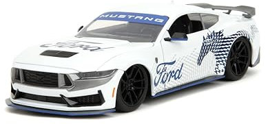 Big Time Muscle 1:24 2024 Ford Mustang GT Dark Horse Druckguss-Auto, Spielzeug für Kinder und Erwachsene (Weiß mit blauem Pferd-Deko)