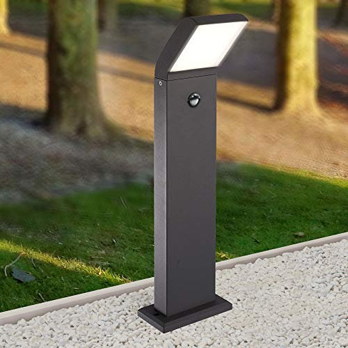 max K O M F O R T LED Standleuchte mit Bewegungsmelder – Moderne Außenleuchte schwarz aus Aluminium – IP54 Wegeleuchte warmweiß 700lm – Sicht & Sicherheit für Außenbereiche| 1504-800BM