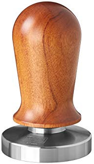 scarlet espresso | Tamper »Perfetto« für Barista; auf 35 lbs Anpressdruck kalibiriert; mit Alu- oder Edelholzgriff und Präzisions-Edelstahlbasis (Sandelholz - Dunkelbraun, 57 mm)