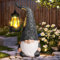 JJALIGHTS Solar Gartenzwerg mit Laterne – Zwerg Gartendeko Figuren Wetterfest Solar Zwerg Gartenstatuen für Draußen Balkon Terrassen Geschenke für Frauen Männer Mama Geburtstag 27CM