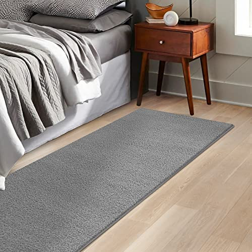 KARAT Bettvorleger Dynasty - edle Velours Bettumrandung - Teppich Läufer für Schlafzimmer Wohnzimmer - Flauschiger Teppichläufer (80 x 200 cm, Silbergrau)