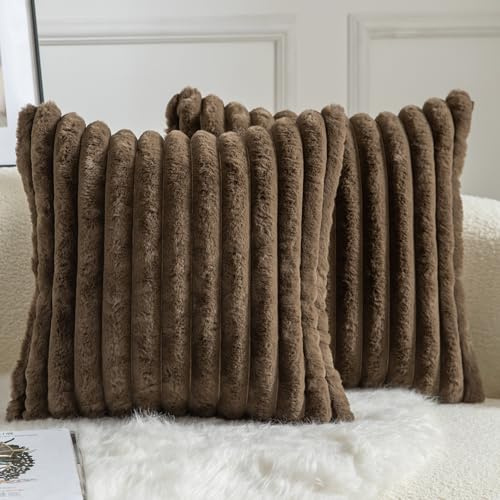 Mandioo 2er Set Kissenbezug gestreiftes Künstlich Pelz Superweich Kissen Flauschig Modern Kissenhülle Deko Sofa Wohnzimmer Schlafzimmer Kissenbezüge 50 x 50 cm Dunkelbraun