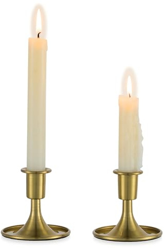 Romadedi Kerzenhalter für Stabkerzen aus Metall 2er-Pack Glänzendes Gold | Glänzende galvanische Oberfläche mit warmem Kupferton; 8 cm hoch, Sockel-Ø 7,5 cm, für Kerzenfüße mit ca. Ø 2,2 cm