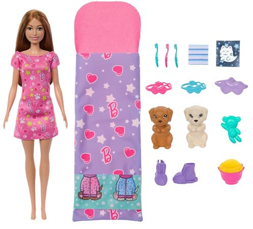 Barbie Soirée Pyjama Chiots Coffret avec poupée, 2 figurines de chiots et plus de 10 accessoires, changement de couleur, sac de couchage, masques pour les yeux et plus encore, HXN01