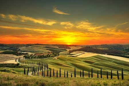 adrium Immagine in legno 50 x 30 cm: Toscana, paesaggio rurale tramonto fattoria, alberi di cipresso, campo verde, luce solare e nuvola. Italia(46107415)