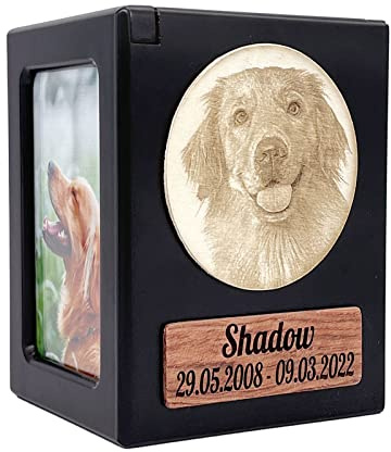 Personalisierte Tierurne aus Holz, graviertes Foto, Name & Datum | Personalisierte Tierurne aus Massivholz mit graviertem Tierporträt, Foto, Name & Datum; Hundeurne/Katzenurne bis 30 kg.