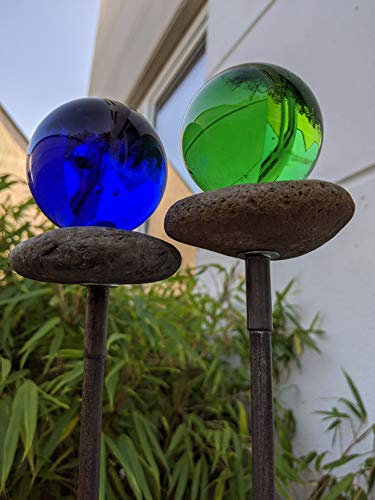 Zen Man Edelrost Gartenstecker mit Glaskugel 6cm Gartendeko Stein Figuren Handarbeit Beetstecker H108cm (030798 Grün)