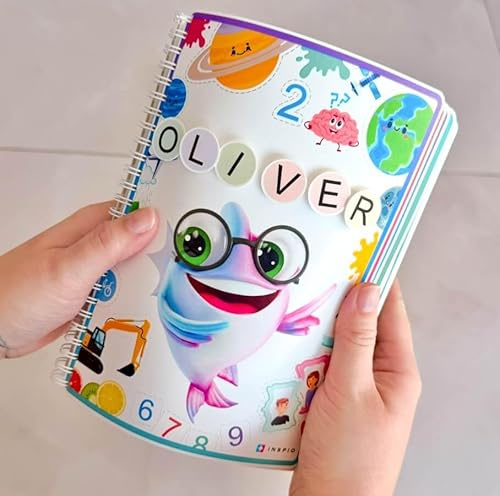 Livre Interactif XXL IQ pour Enfants 6–9 Ans – 64 Pages + 270 Accessoires – Lavable, Personnalisable avec Nom, Apprentissage STEM | INSPIO