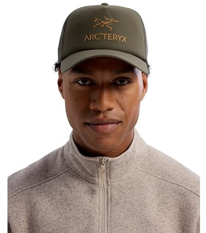Arc'teryx Bird Word Trucker Curved Hat | Leichte, atmungsaktive Trucker-Mütze mit unserem Wort-Logo | Tatsu/Forage/Yukon, Einheitsgröße