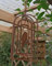 terracotta-toepfe-de Windspiel - Vogel im Käfig ca.22 cm hoch zum Hängen aus Metall in Edelrost Deko Rost Fenster Sommer Tiere