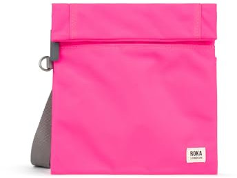 ROKA London Stratford Kleine Umhängetasche aus recyceltem Nylon, neon pink, s