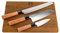 KAI Seki Magoroku Redwood Set de 3 couteaux japonais ultra tranchants + planche à découper massive en bois de fût recyclé (chêne) 35 x 21 cm