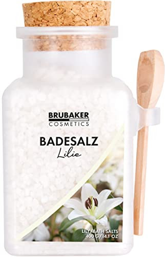 BRUBAKER Badesalz 400 g - Lilien Duft - Badezusatz mit natürlichen Extrakten - Wellness Baden für Entspannung, Erholung und Körperpflege mit praktischem Holz Messlöffel
