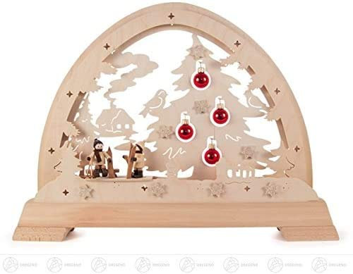 Rudolphs Schatzkiste Rundbogen mit Skifahrern, Weihnachtsbaum und roten Kugeln, elektrisch beleuchtet BxHxT = 49x36,5x6,5cm NEU Erzgebirge Schwibbogen Lichterbogen