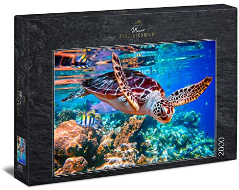 Ulmer Puzzleschmiede - Puzzle „Meeresschildkröte“ - 2000 Teile Puzzle aus dem Meer – Puzzlemotiv der schwimmenden Schildkröte als leuchtende Unterwasser-Aufnahme in der Südsee