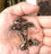WOO MANTO Miniatur Tanne Baum-Bronzeskulptur Set, Bonsai-Baum mit Zwei Figuren, Zen-Dekoration für Schreibtisch, Tee-Ecke oder Wohnzimmer