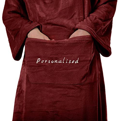 DecoKing Kuscheldecke mit Namen Personalisiert mit Ärmeln Geschenke für Frauen und Männer 170x200 cm Bordeaux Ärmeldecke Microfaser TV Decke Lazy