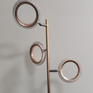 JACKYLED Stehlampe Wohnzimmer, 3-flammige LED Stehlampe, einzeln steuerbar mit Farb- und Helligkeitswechsel, Fernbedienung & Tastensteuerung, moderne für Büro & Schlafzimmer (Kristall)