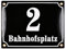 Sosenco Hausnummerschild Hausnummer mit Straßenname - 20x15 cm - Keramik Emaille - Wetterfest - Personalisiert - Schwarz
