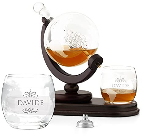 Maverton Decanter per Whisky in vetro - incisione personalizzata - Caraffa a forma di mappamondo da 850 ml + 2 bicchieri da whisky - regalo uomo - infinito