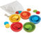 PlanToys Tazas para Clasificar y Contar - Juguete de Madera Montessori - 5 Tazas de Colores y 25 Fichas de Madera - Juguete de Motricidad